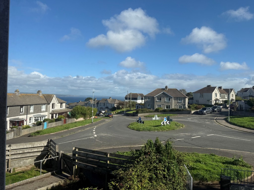 Lot: 167 - LEASEHOLD FIRST FLOOR TWO-BEDROOM FLAT WITH GARDEN - View from first floor window over surrounding area and out to sea